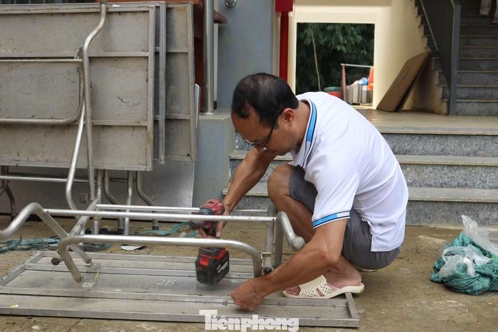 Tại điểm trường chính, do đồ đạc đã cũ, chưa được cấp mới, nhiều giường ngủ, bàn ăn đã hư hỏng, một số thiết bị điện chưa được lắp đặt, một số hạng mục bàn giao nhưng do sửa chữa chưa được sơn lại, các giáo viên tự mình hàn, bắn ốc vít gia cố từng bàn ăn, chạy đường dây điện, đấu nối với bếp ăn... Đến nay, phòng học, phòng ngủ và các khu vực phục vụ sinh hoạt cơ bản được sắp xếp ổn định.