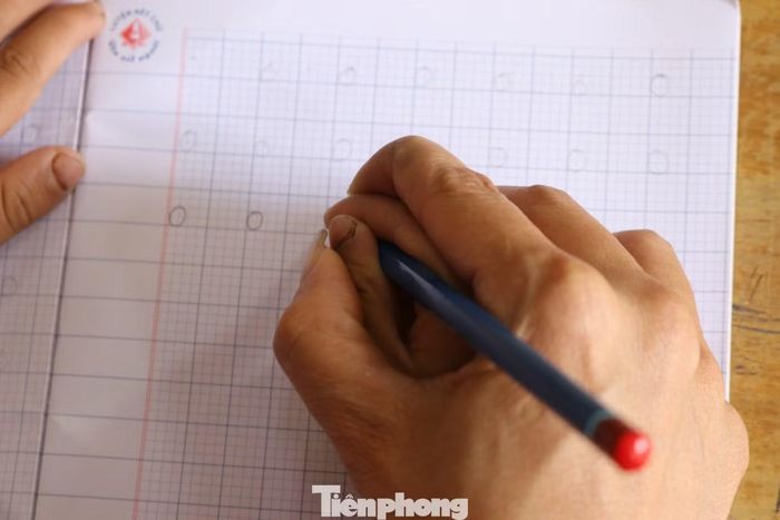 Cô giáo Trần Thị Liên, giáo viên nhà trường cho biết, sau gần 20 năm gắn bó với học sinh vùng cao, nhận thấy vốn tiếng Việt của nhiều học sinh lớp 1 còn hạn chế. Những ngày này, ngoài việc dọn dẹp trường lớp, giáo viên tăng cường hướng dẫn các em từ vựng, chữ viết và kỹ năng sống, giúp học sinh bớt bỡ ngỡ khi bước vào năm học mới. "Các em còn nhỏ, lần đầu phải xa gia đình để ở bán trú nên giáo viên vừa dạy chữ, vừa gần gũi, chăm sóc, hướng dẫn những kỹ năng cần thiết để các em yên tâm ở lại trường", cô Liên tâm sự.