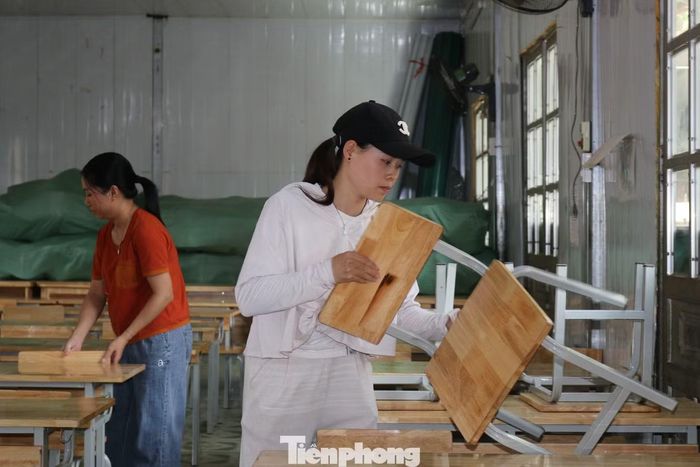 Tương tự, tại Trường Phổ thông Dân tộc bán trú Tiểu học và Trung học cơ sở Bản Công, xã Hạnh Phúc, công tác chuẩn bị năm học mới cũng được triển khai đồng thời với việc hỗ trợ học sinh lớp 1 làm quen môi trường học tập.