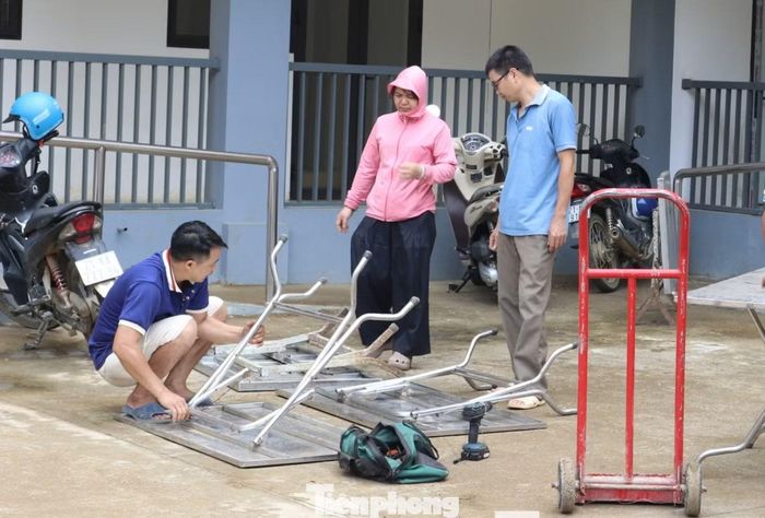 Còn ít ngày nữa năm học 2026 - 2027 bắt đầu. Tại nhiều địa bàn vùng cao của tỉnh Lào Cai, các trường học đang khẩn trương hoàn thiện cơ sở vật chất, chuẩn bị thiết bị dạy học, ổn định đội ngũ và vận động học sinh ra lớp.