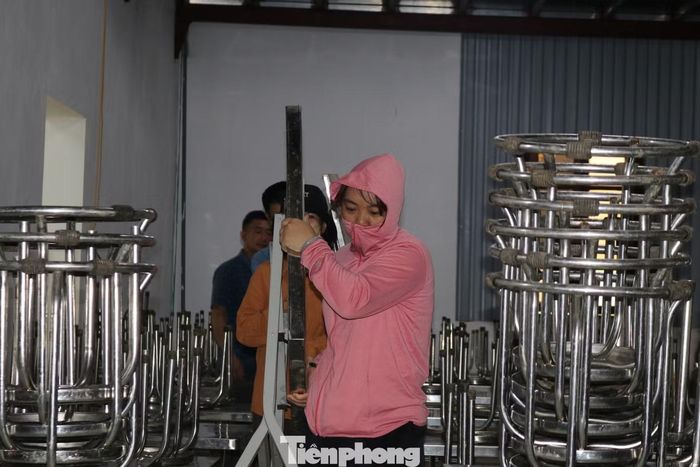 Từ đầu tháng 8, giáo viên Trường Phổ thông Dân tộc bán trú Tiểu học và Trung học cơ sở Xà Hồ, xã Hạnh Phúc, tỉnh Lào Cai đã trở lại trường, tập trung dọn dẹp, sắp xếp bàn ghế, phòng học, phòng bán trú và nhà ăn.