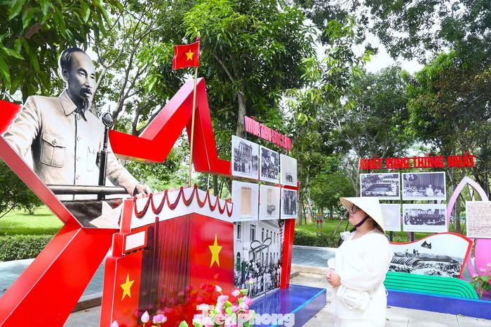Điểm nhấn là 8 mô hình nghệ thuật kết hợp hình ảnh, tư liệu, hiện vật và đồ họa thông tin, tái hiện hành trình từ quê hương Kim Liên đến những dấu mốc quan trọng trong cuộc đời, sự nghiệp cách mạng của Chủ tịch Hồ Chí Minh.