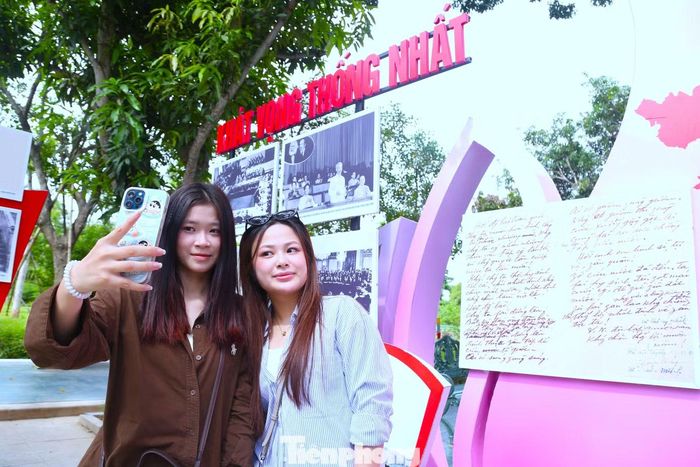 Các mô hình được bố trí theo trình tự thời gian, giúp người xem dễ hình dung những chặng đường lịch sử. Cách thể hiện trực quan cũng tạo thêm những điểm dừng chân, chụp ảnh cho giới trẻ.