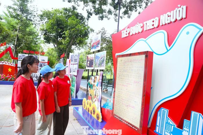 Hành trình bắt đầu với “Cội nguồn quê Bác”, tiếp đến là “Huế - Hun đúc khát vọng cứu nước”, “Bến Nhà Rồng - Điểm khởi hành lịch sử”, “Hành trình tìm đường cứu nước”, “Trở về Tổ quốc - Dẫn lối cách mạng”, “Mùa Thu Độc lập”, “Khát vọng thống nhất” và “Tiếp bước theo Người”.