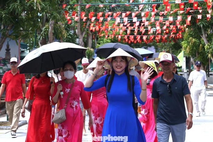 Trong những ngày lịch sử, về Làng Sen còn là dịp để mỗi người nhìn lại hành trình của dân tộc từ khát vọng độc lập đến thống nhất, đổi mới và hội nhập.
