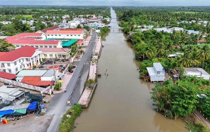 Sạt lở nghiêm trọng bờ kè trước trụ sở UBND xã Đại Hải, TP. Cần Thơ.