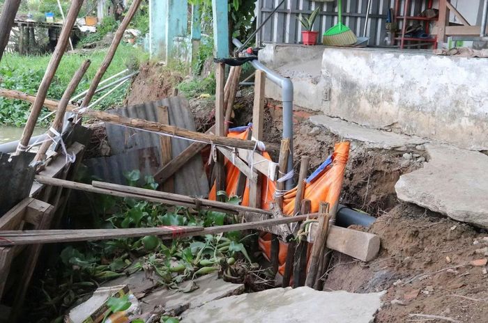 Đường sá, nhà dân phường Thới An Đông dọc sông Trà Nóc xiêu vẹo, nứt toác do sạt lở.