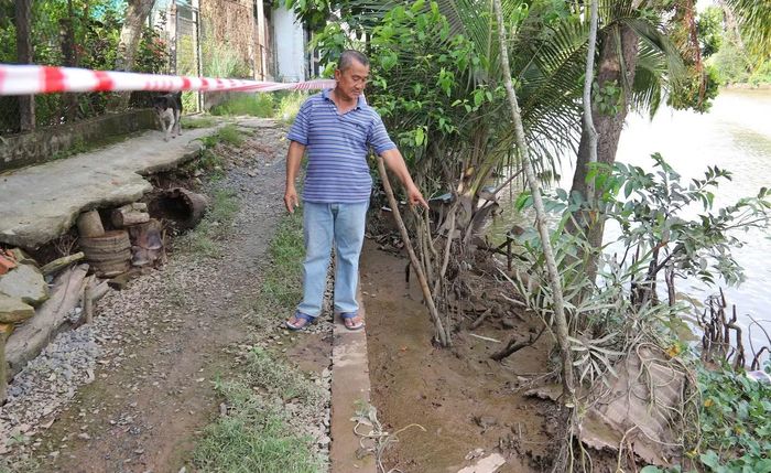 Sụt lún nghiêm trọng tại bờ sông Trà Nóc trước nhà ông Bùi Văn Hiệp.