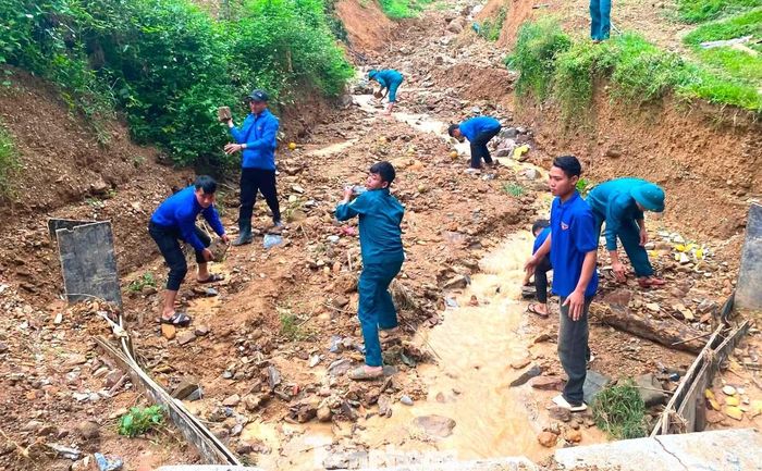  Không chỉ tại Nhôn Mai, tinh thần tình nguyện vì cộng đồng cũng được tuổi trẻ xã Bắc Lý lan tỏa. Những ngày qua, Đoàn xã Bắc Lý phối hợp với Chi đoàn Quân sự xã tổ chức Ngày cao điểm “Tình nguyện xây dựng nông thôn mới﻿” năm 2026, hỗ trợ khắc phục các khu vực bị ảnh hưởng bởi mưa lũ. 