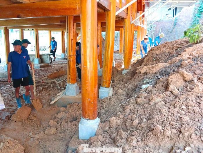Tại những gia đình có đất đá tràn vào nhà, lực lượng đã dọn dẹp, vệ sinh môi trường, khơi thông lối đi. Công việc được triển khai khẩn trương nhằm giúp các hộ dân nhanh chóng ổn định cuộc sống.