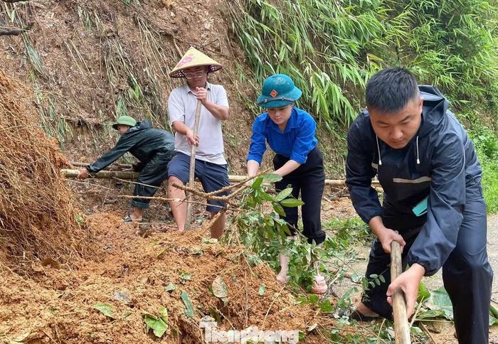 Trong những thời điểm khó khăn, sức trẻ không chỉ được thể hiện bằng những phần việc lớn mà còn từ những hành động giản dị, thiết thực. Việc có mặt kịp thời tại nơi người dân cần giúp đỡ, cùng xúc đất, dọn bùn, khơi thông lối đi đã góp phần giảm bớt khó khăn sau mưa lũ.