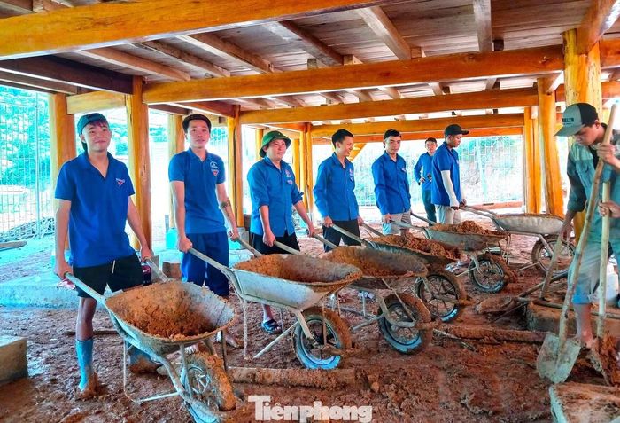  Hai ngày nay, Đoàn xã Nhôn Mai đã huy động đông đảo đoàn viên, thanh niên﻿ phối hợp với Công an, Quân sự, các tổ chức đoàn thể và người dân bản Huồi Tố đến hỗ trợ các hộ bị sạt lở đất. 