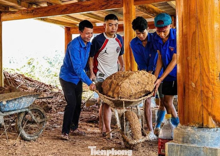  Những tảng đá to nằm chắn lối, phải cần tới 4 đoàn viên cùng hợp sức mới có thể di chuyển được. 