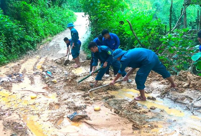 Đoàn viên thanh niên và Ban Chỉ huy Quân sự xã san gạt những tuyến đường bị hư hỏng.