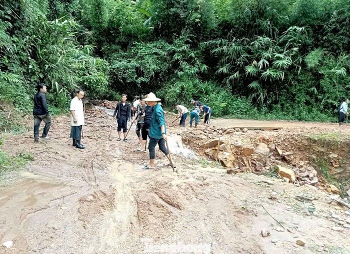 Với những tuyến đường bị hư hỏng, đoàn viên và tổ chức đoàn thể đã đến khắc phục, san gạt mặt đường để người dân đi lại thuận tiện hơn.