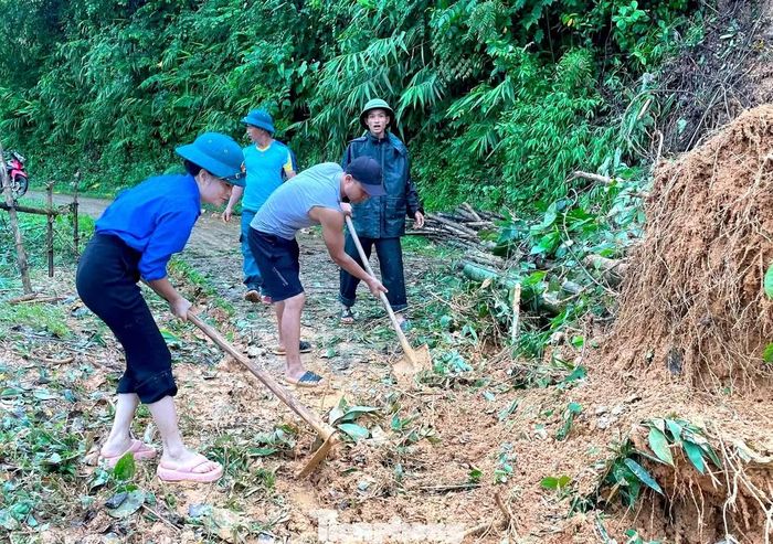 Với phương châm “Đâu cần thanh niên có, việc gì khó có thanh niên”, tuổi trẻ các xã miền núi Nghệ An đang góp những việc làm cụ thể, kịp thời để cùng người dân vượt qua hậu quả thiên tai, sớm đưa cuộc sống trở lại bình thường.