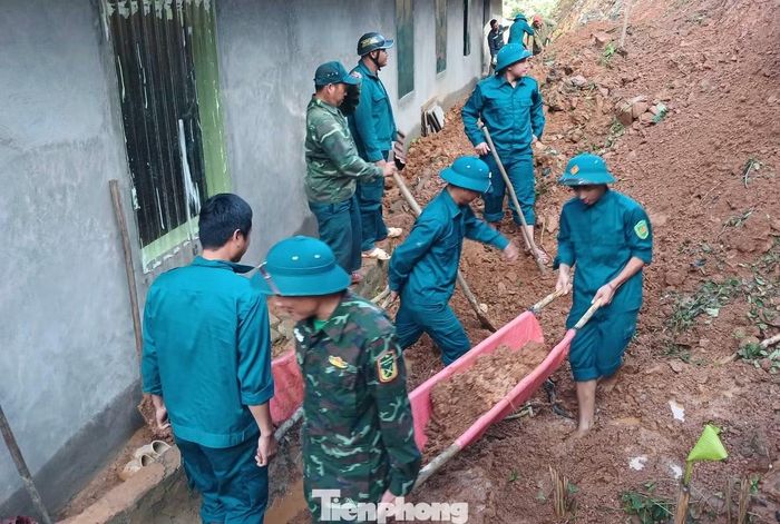 Lực lượng Bộ đội Biên phòng, Ban Chỉ huy Quân sự, Công an xã Nhôn Mai xúc lượng lớn bùn đất tràn vào nhà dân.