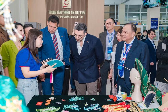 Các đại biểu, chuyên gia quốc tế tham quan sản phẩm sáng tạo của sinh viên tại HaUI Innovation Day 2025