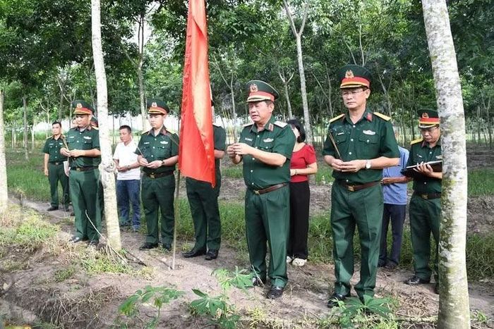 Lực lượng chức năng khảo sát, tìm kiếm hài cốt liệt sĩ tại khu vực Suối Tre - Đồng Rùm - Ảnh: Bộ CHQS Tây Ninh