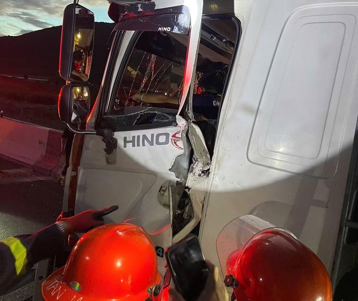 Tài xế xe tải mắc kẹt trong cabin sau tai nạn.