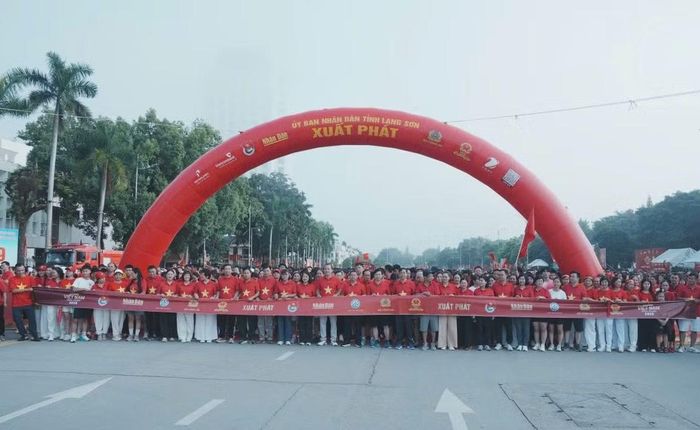6h sáng nay, chương trình khai mạc và xuất phát tại điểm cầu chính tại Lạng Sơn là đường Hùng Vương, khu vực trước trụ sở UBND tỉnh.