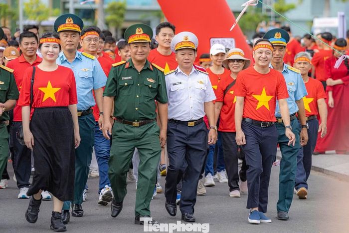  Không khí tại quảng trường trở nên sôi động khi hàng nghìn người cùng bước đi, tạo nên một hoạt động thể thao﻿ cộng đồng quy mô lớn. Không chỉ cán bộ, chiến sĩ, đoàn viên, hội viên, chương trình còn thu hút người dân ở nhiều độ tuổi cùng tham gia. 