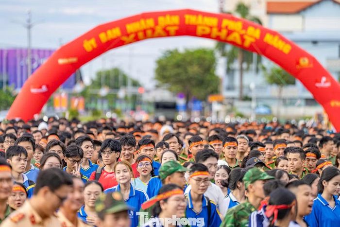 Từ 5h30 sáng, tại Quảng trường 29/3, hơn 3 nghìn cán bộ, chiến sĩ, người dân và du khách đã có mặt khởi động và cùng đi bộ. 93 xã, phường trên địa bàn thành phố cũng đồng loạt tổ chức các hoạt động hưởng ứng, thu hút hơn 19 nghìn người tham gia. Tổng số người đi bộ "Cùng Việt Nam tiến bước" ở Đà Nẵng là hơn 22 nghìn người.