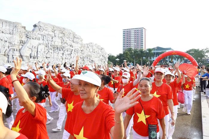 Người dân hào hứng tham gia đi bộ "Cùng Việt Nam tiến bước"
