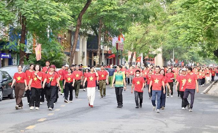 Khoảng 3.000 người Hải Phòng tham gia đi bộ dọc dải vườn hoa trung tâm, Quảng trường nhà hát thành phố.