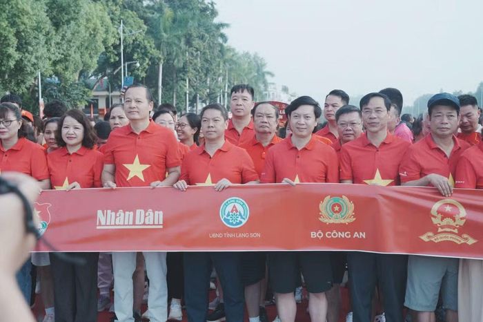 Đại diện lãnh đạo tỉnh Lạng Sơn và các Bộ ngành tham gia khai mạc và đi bộ hưởng ứng chương trình.