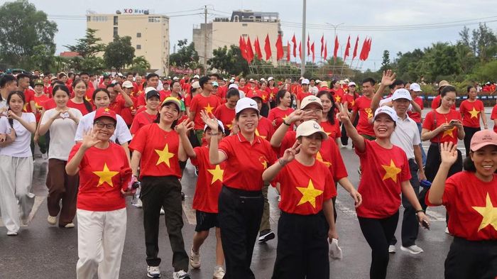 Hơn 3.200 người bắt đầu hành trình đi bộ dài 2km sau lệnh xuất phát.