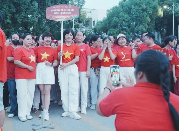 Các đoàn thể tham gia chương trình dự khai mạc và chụp ảnh lưu niệm trước khi xuất phát.