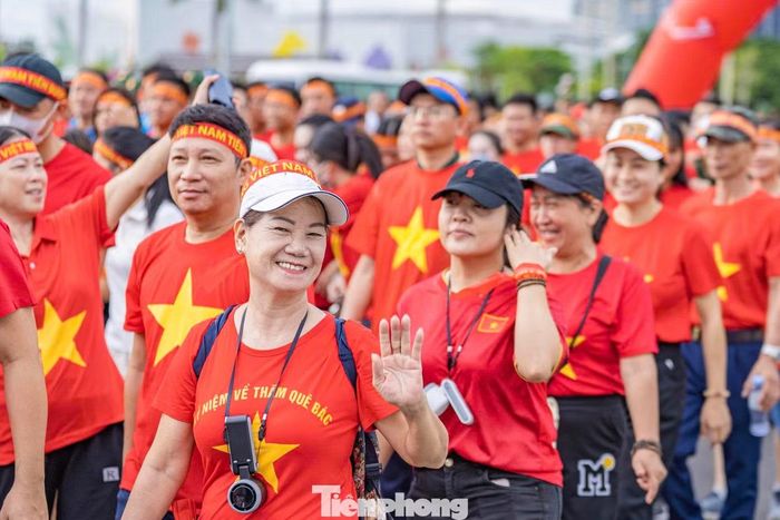 Có mặt từ sáng sớm, chị Nguyễn Thị Hồng Vân (phường Sơn Trà, TP. Đà Nẵng) cho biết: "Được tham gia sự kiện lớn với sự tham gia của hàng nghìn người, trong sắc áo cờ đỏ sao vàng vào đúng dịp lễ Quốc Khánh 2/9, tôi cảm thấy xúc động và tự hào. Tôi hi vọng chương trình sẽ lan tỏa tinh thần khỏe để xây dựng và bảo vệ Tổ quốc đến đông đảo người dân, đặc biệt là các bạn trẻ".