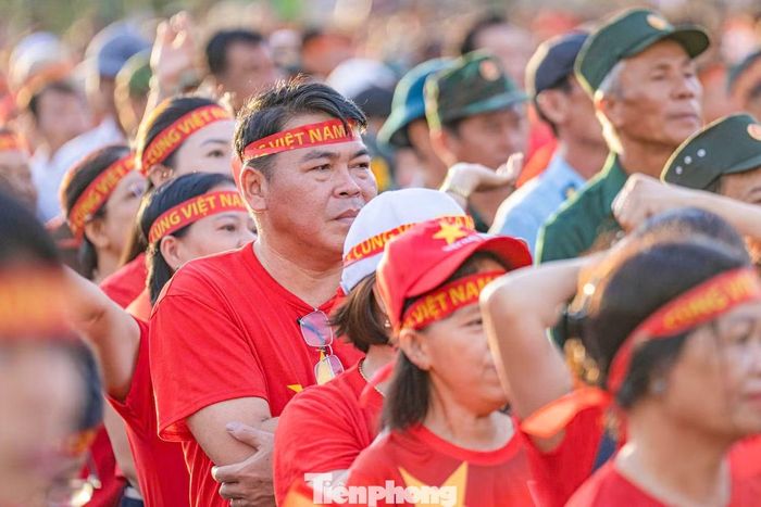  “Mỗi cán bộ, chiến sĩ, người dân và du khách hãy lựa chọn một môn thể thao﻿, một hình thức vận động phù hợp, bắt đầu từ những hoạt động đơn giản, duy trì đều đặn hằng ngày và vận động người thân, bạn bè cùng tham gia để lan tỏa lối sống tích cực, lành mạnh”, ông Hải nói. 