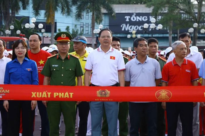 Hơn 3.800 người tham gia đi bộ "Cùng Việt Nam tiến bước"