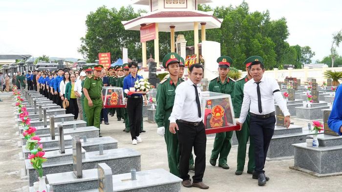Đoàn đại biểu đưa hài cốt liệt sĩ về nơi an táng.