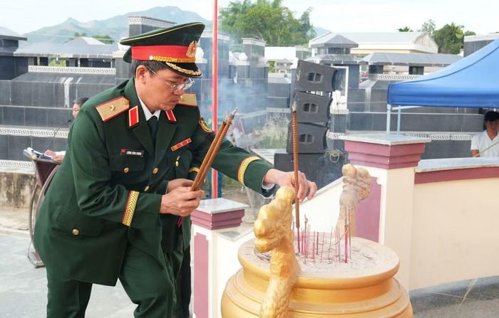Các đại biểu dâng hương.