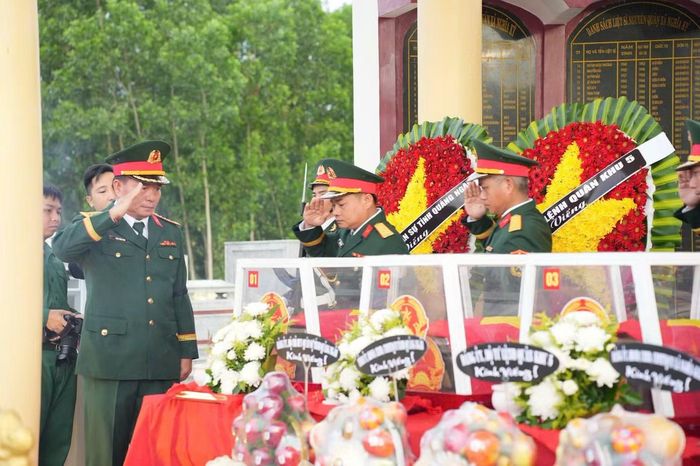 Các hài cốt liệt sĩ được an táng trang nghiêm.