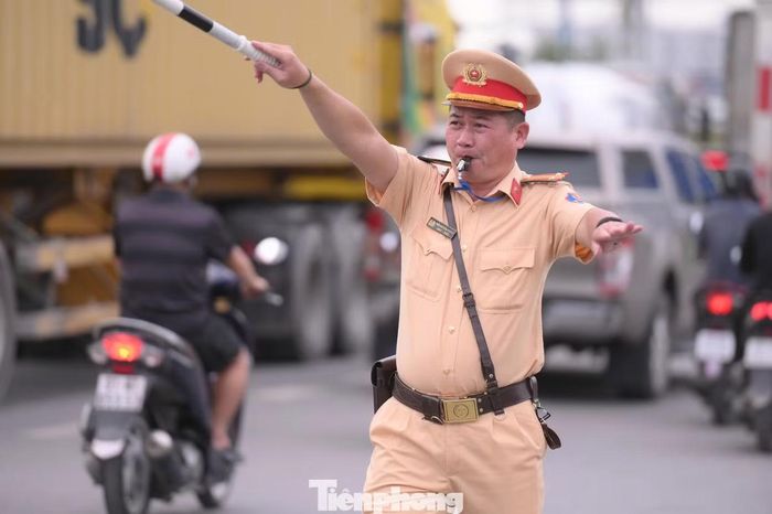 CSGT tăng cường lực lượng tại các tuyến đường có nguy cơ ùn tắc trong kỳ nghỉ lễ.