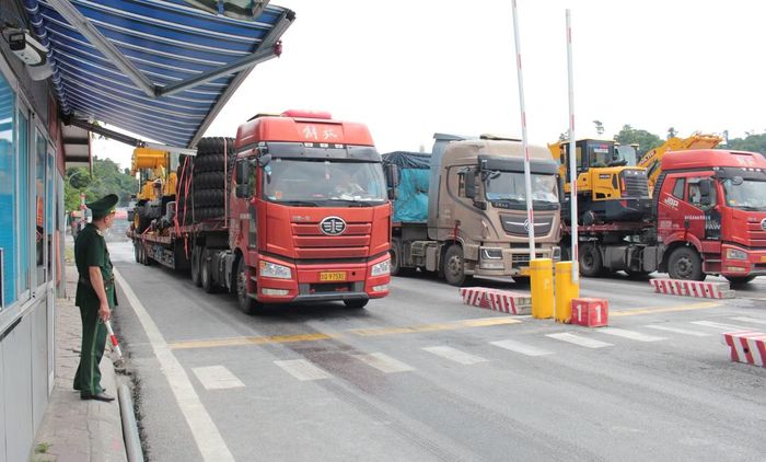 Xe chuyên chở hàng hóa làm thủ tục thông quan tại cửa khẩu Hữu Nghị