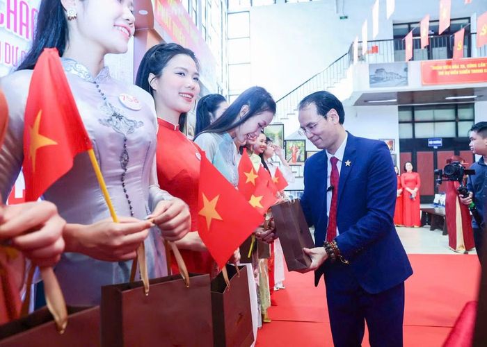 Đại diện Ban tổ chức cuộc thi Hoa hậu Việt Nam 2026 và Tập đoàn Đường sắt Quốc gia Việt Nam tặng quà, chúc các thí sinh có trải nghiệm thú vị trên chuyến tàu đặc biệt.