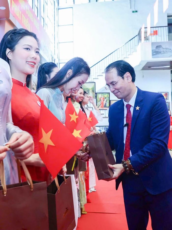 Nhà báo Nguyễn Ngọc Tiến (ảnh trên) và ông Tào Đức Hiệp - Chủ tịch Hội đồng quản trị Công ty BHL, đơn vị trực tiếp vận hành đoàn tàu du lịch văn hóa The Hanoi Train - Hà Nội 5 cửa ô trao quà cho các cô gái Hoa hậu Việt Nam.