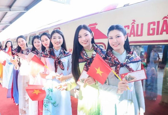 Dàn thí sinh chuẩn bị bước lên đoàn tàu du lịch Hà Nội 5 cửa ô. Từ Ga Hà Nội, tàu đi qua Ga Long Biên, đến Ga Từ Sơn trước khi đoàn tiếp tục di chuyển tới Đền Đô, đình làng Đồng Kỵ và Bảo tàng Nam Hồng.