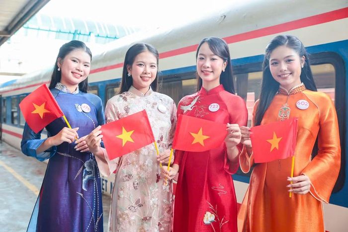 Trong chuyến đi về Kinh Bắc, các cô gái nghe giới thiệu về Chiếu dời đô, dâng hương Bát vị tiên vương triều Lý, thưởng thức quan họ và trải nghiệm thư pháp, tranh Đông Hồ, bánh phu thê và trải nghiệm nhiều nét văn hóa địa phương.