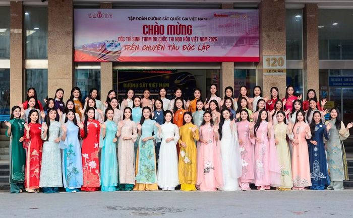 Trước giờ khởi hành, 53 thí sinh diện áo dài truyền thống, chụp ảnh lưu niệm tại Ga Hà Nội. Khung cảnh nhà ga hơn trăm tuổi rộn ràng và rạng rỡ hơn nhờ vẻ đẹp thanh thuần của các thí sinh. Các cô gái chọn cho mình tà áo dài truyền thống do Hoa hậu Ngọc Hân thiết kế. Từ đây, họ bắt đầu hành trình tìm hiểu lịch sử, văn hóa và vẻ đẹp vùng Kinh Bắc qua những điểm đến như Đền Đô, đình làng Đồng Kỵ và Bảo tàng Nam Hồng.