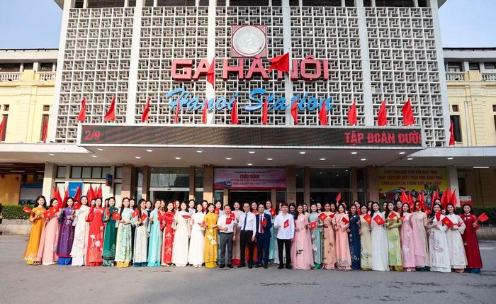Sáng 30/8, 53 thí sinh Hoa hậu Việt Nam 2026 cùng đại diện Ban tổ chức và Tập đoàn Đường sắt quốc gia Việt Nam có mặt tại Ga Hà Nội, chuẩn bị bước vào hành trình trải nghiệm Chuyến tàu Độc lập. Chuyến đi kết nối Thăng Long với Kinh Bắc, được tổ chức trong những ngày cả nước kỷ niệm Cách mạng Tháng Tám và Quốc khánh 2/9.