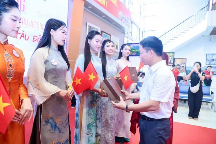 Nhà báo Phùng Công Sưởng trao quà và động viên các thí sinh trước giờ khởi hành. Tổng Biên tập Báo Tiền Phong mong các cô gái không chỉ tìm kiếm những khuôn hình đẹp, mà còn quan sát, lắng nghe và ghi nhớ những câu chuyện về lịch sử, văn hóa, con người trên mỗi miền đất đi qua.