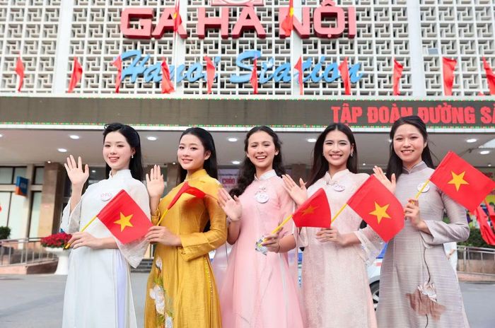 Các người đẹp lưu lại khoảnh khắc ý nghĩa tại Ga Hà Nội trong một ngày đặc biệt. Tà áo dài truyền thống xuất hiện xuyên suốt hoạt động, phù hợp với không khí kỷ niệm Quốc khánh 2/9 và chủ đề tìm hiểu bản sắc văn hóa dân tộc.