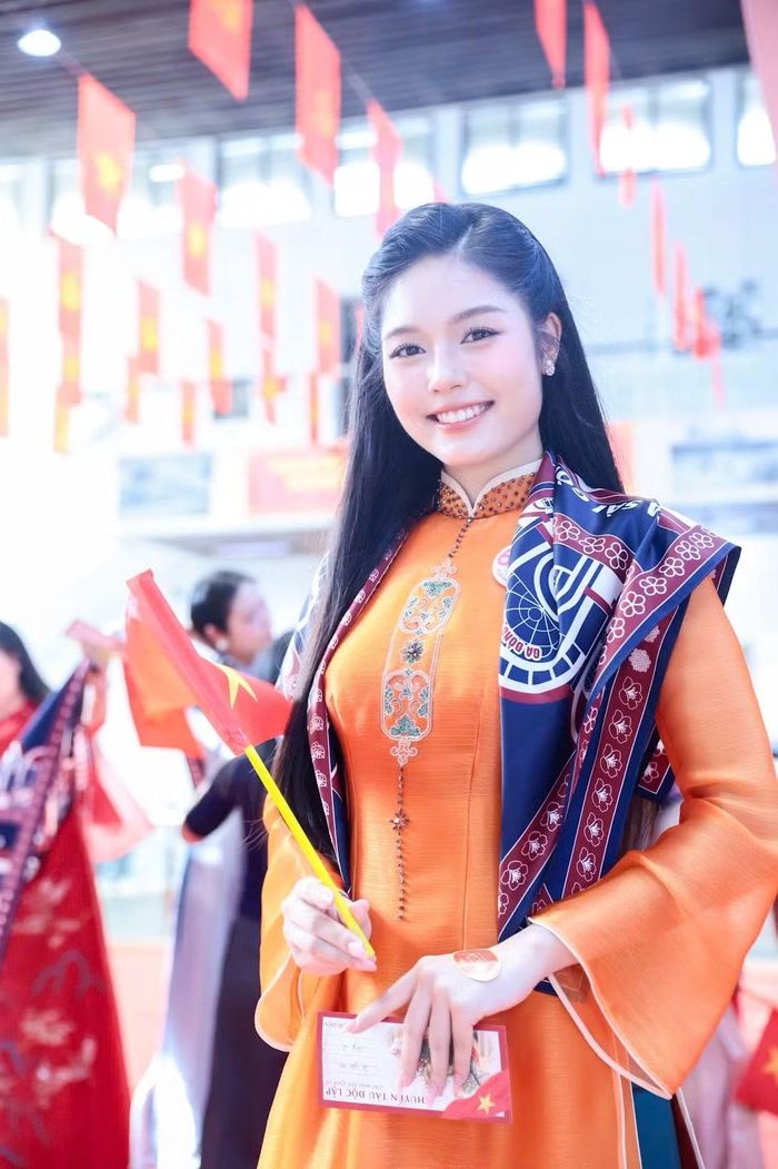Thí sinh diện áo dài truyền thống, cầm cờ Tổ quốc, vé tàu và quàng khăn lưu niệm trước giờ xuất phát. 53 người đẹp thể hiện tinh thần háo hức trước hành trình khám phá văn hóa Thăng Long - Kinh Bắc.