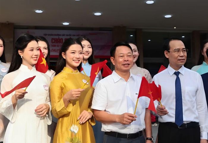 Nhà báo Phùng Công Sưởng - Tổng Biên tập Báo Tiền Phong, Trưởng Ban tổ chức Hoa hậu Việt Nam 2026 và ông Nguyễn Quốc Vượng - Phó Tổng Giám đốc Tập đoàn Đường sắt quốc gia Việt Nam (bìa phải) cùng các thí sinh trước giờ tàu khởi hành. Đại diện hai đơn vị phối hợp tổ chức hành trình trải nghiệm văn hóa đặc biệt cho các cô gái vòng chung kết.